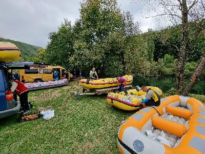 Adrenalinski rafting na Uni