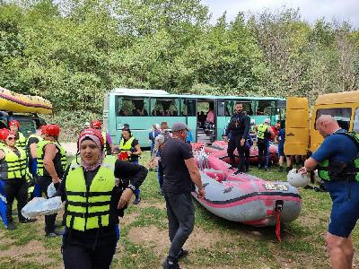 Adrenalinski rafting na Uni