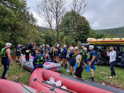 Adrenalinski rafting na Uni