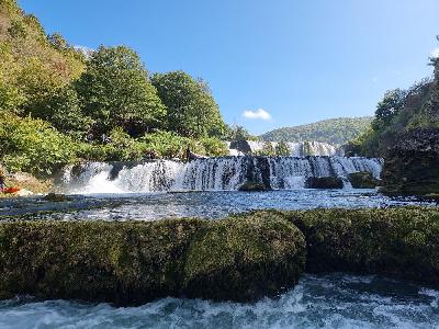 Adrenalinski rafting na Uni