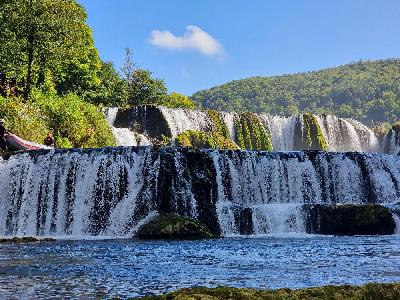 Adrenalinski rafting na Uni