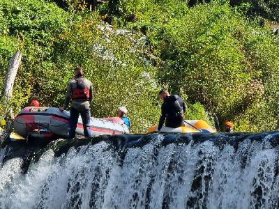 Adrenalinski rafting na Uni