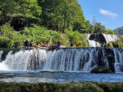 Adrenalinski rafting na Uni