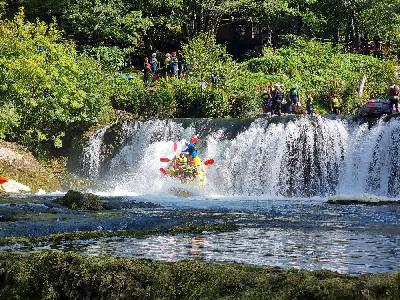 Adrenalinski rafting na Uni