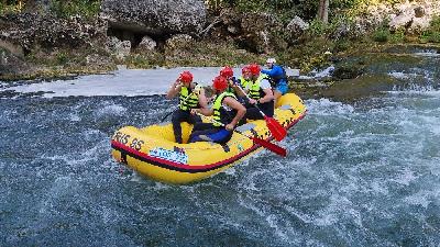 Adrenalinski rafting na Uni