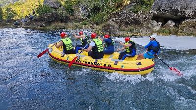 Adrenalinski rafting na Uni