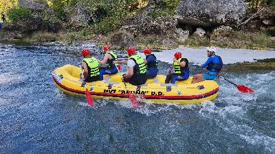 Adrenalinski rafting na Uni