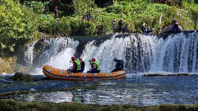 Adrenalinski rafting na Uni