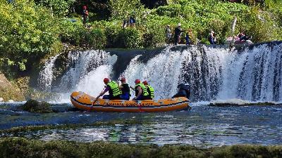 Adrenalinski rafting na Uni