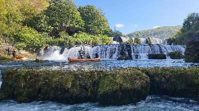 Adrenalinski rafting na Uni