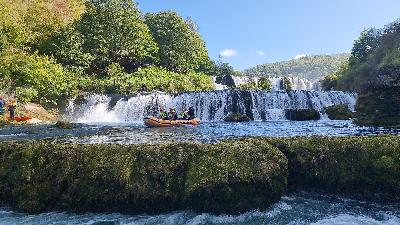 Adrenalinski rafting na Uni