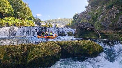 Adrenalinski rafting na Uni