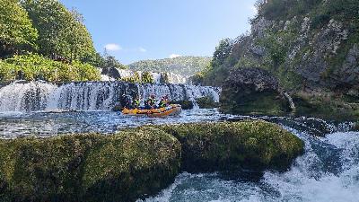 Adrenalinski rafting na Uni