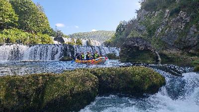 Adrenalinski rafting na Uni