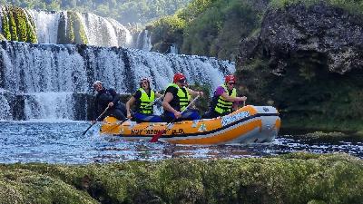 Adrenalinski rafting na Uni