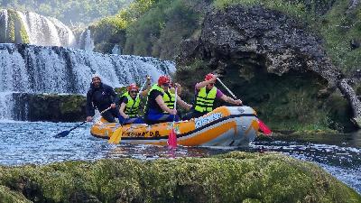 Adrenalinski rafting na Uni