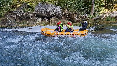 Adrenalinski rafting na Uni