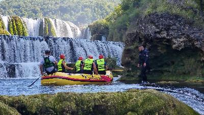 Adrenalinski rafting na Uni