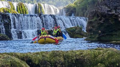 Adrenalinski rafting na Uni