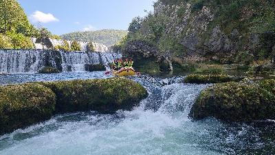 Adrenalinski rafting na Uni