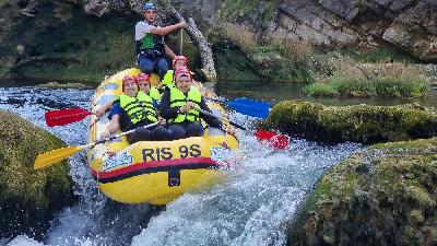 Adrenalinski rafting na Uni