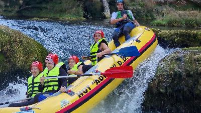 Adrenalinski rafting na Uni