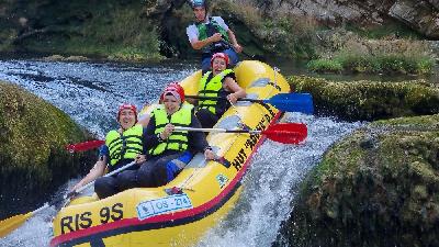 Adrenalinski rafting na Uni