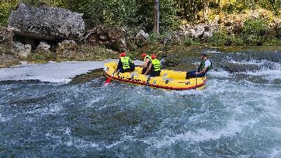 Adrenalinski rafting na Uni