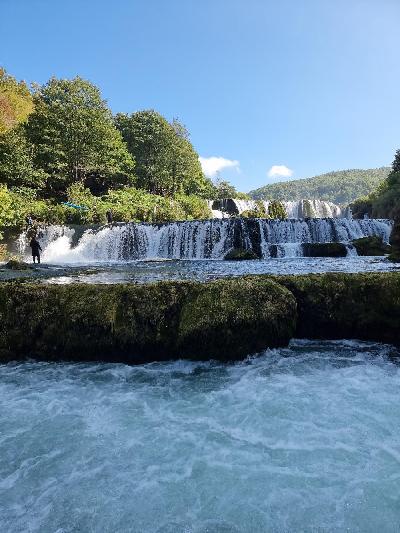 Adrenalinski rafting na Uni