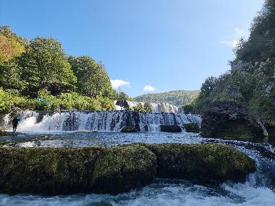 Adrenalinski rafting na Uni