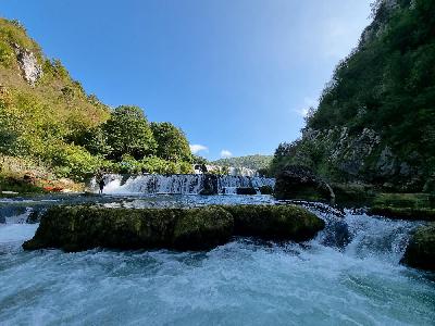 Adrenalinski rafting na Uni