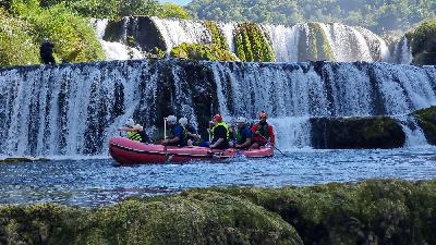 Adrenalinski rafting na Uni