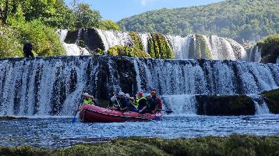 Adrenalinski rafting na Uni