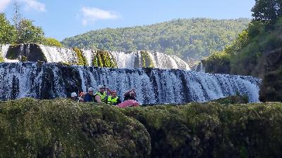 Adrenalinski rafting na Uni