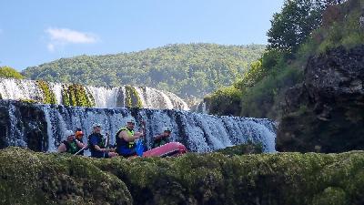 Adrenalinski rafting na Uni