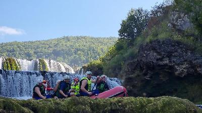 Adrenalinski rafting na Uni