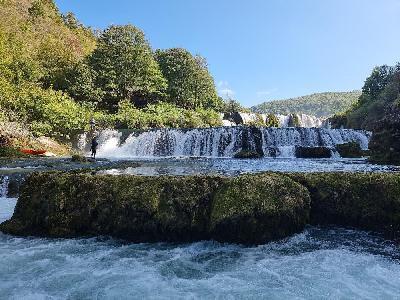 Adrenalinski rafting na Uni