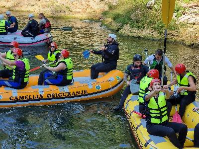 Adrenalinski rafting na Uni